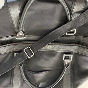 Banana Republic men’s weekender bag in black